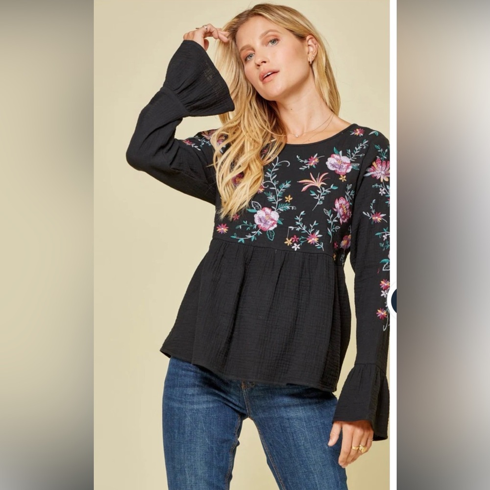 NWT Floral Embroidered Black Top 2X 🌺🌸🌹
Barbie L Bag